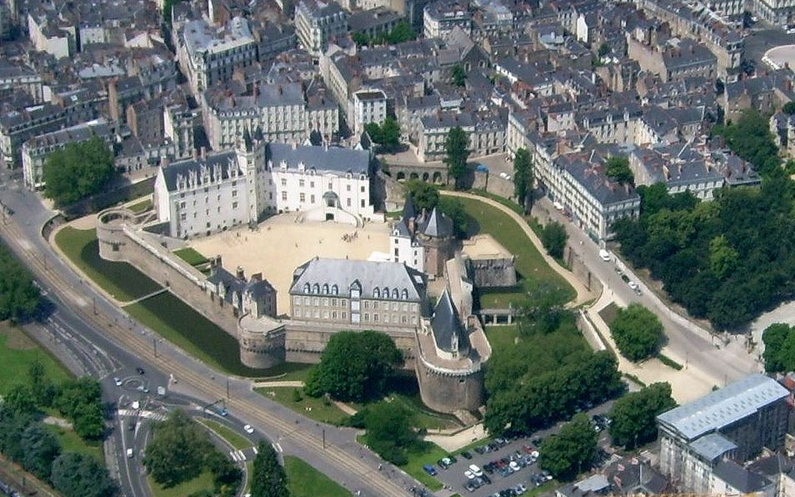 Le château des ducs de Bretagne à Nantes vu du ciel