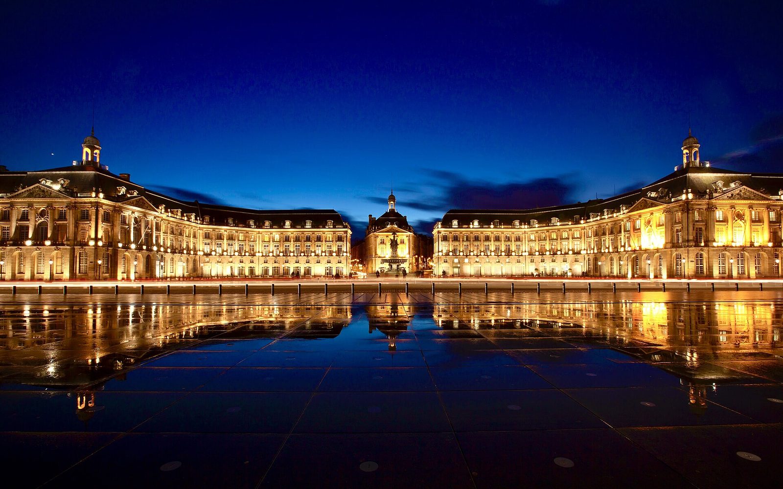 La place de la Bourse et le miroir d'eau à Bordeaux, de nuit